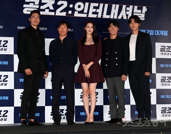 30일 서울 CGV용산에서 열린 영화 ‘공조2 인터내셔날’ 시사회에서 이석훈 감독, 배우 다니엘 헤니, 유해진, 임윤아, 진선규, 현빈이 포토타임을 갖고 있다. 김종원 기자 won@donga.com