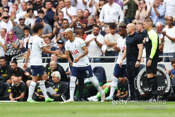 손흥민과 교체 투입되는 히샤를리송. 사진=게티이미지코리아.