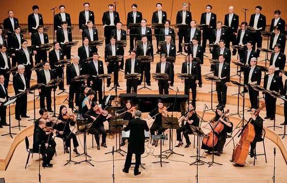 지난 2019년 10월 롯데 콘서트홀에서 열린 한국남성합창단 창단 61주년 정기공연. 올해 공연은 같은 장소에서 12곡의 국내 초연 곡을 연주한다. 사진제공|한국남성합창단