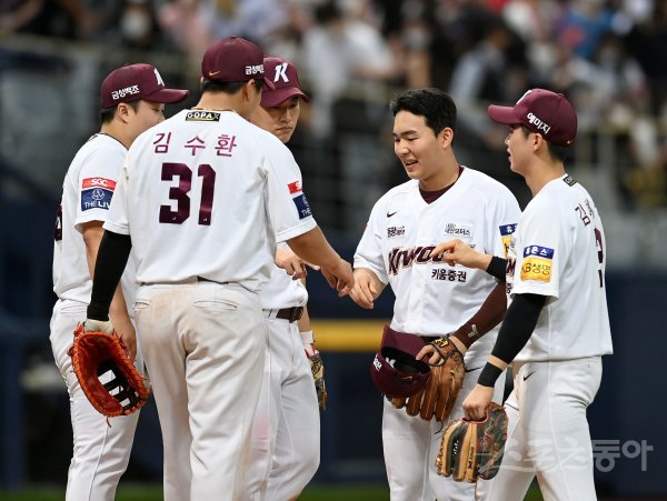 31일 서울 고척스카이돔에서 ‘2022 신한은행 MY CAR KBO리그’ 롯데 자이언츠와 키움 히어로즈 경기가 열렸다. 5-4 역전승을 거둔 키움 선수들이 기뻐하고 있다. 고척 | 김종원 기자 won@donga.com