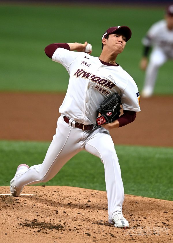 1일 서울 고척스카이돔에서 ‘2022 신한은행 MY CAR KBO리그’ 한화 이글스와 키움 히어로즈 경기가 열렸다. 선발 투수로 등판한 한화 키움 안우진이 역투하고 있다. 고척 | 김종원 기자 won@donga.com