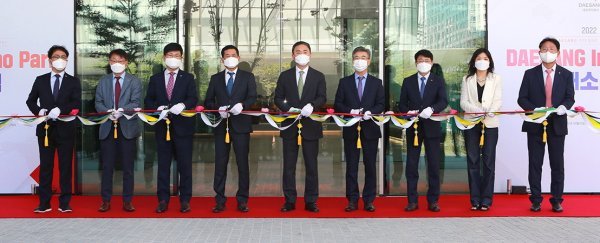 대상이 1일 서울 강서구 마곡산업단지에 ‘대상 이노파크’를 오픈하고, 글로벌 식품·소재 기업으로 도약하겠다는 비전을 선언했다. 
이노파크 개소식에서 테이프 커팅을 하고 있는 임정배 대상 대표와 최성수 대상홀딩스 대표(왼쪽에서 다섯·여섯 번째). 사진제공 l 
대상