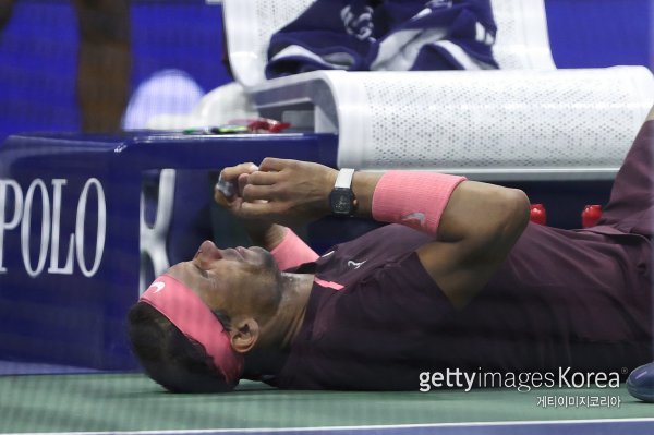 경기중 라켓에 얼굴을 맞은 라달이 피를 흘리고 있다. 사진=게티이미지코리아.