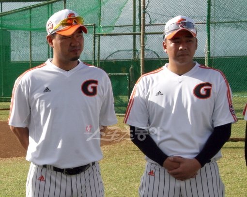 송승준(왼쪽)과 김사율. 스포츠동아DB