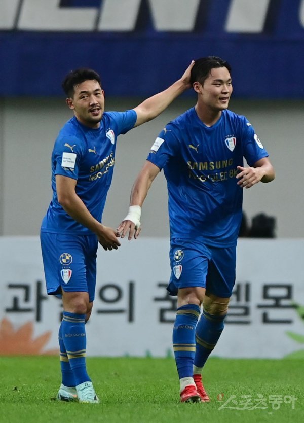 4일 서울월드컵경기장에서 열린 ‘하나원큐 K리그1 2022’ FC 서울과 수원 삼성의 경기에서 수원 오현규가 세 번째 골을 성공시킨 후 이기제의 축하를 받고 있다. 상암 | 주현희 기자 teth1147@donga.com