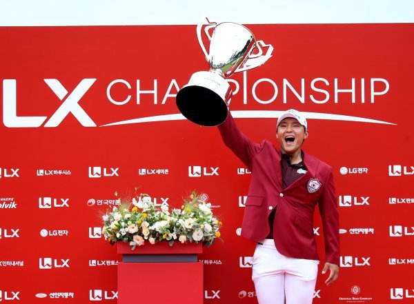 4일 경기 안산시 아일랜드CC 더 헤븐 서·남 코스에서 막을 내린 KPGA 코리안투어 신설대회 LX 챔피언십에서 우승을 차지한 서요섭이 우승 트로피를 번쩍 들고 활짝 웃고 있다. 사진제공｜KPGA
