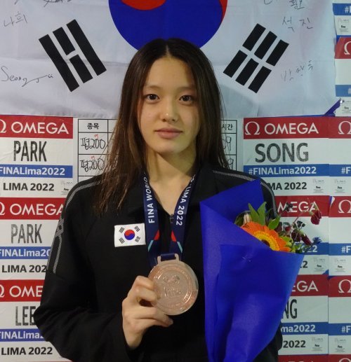 양하정이 5일(한국시간) 페루 리마에서 열린 FINA세계주니어수영선수권대회 마지막 날 여자 접영 100m 결선에서 동메달을 획득했다. 1분00초10으로 터치패드를 찍은 그는 한국에 사상 첫 메달을 안겼다. 사진제공 I 대한수영연맹