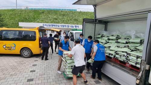 우리금융이 하반기 주요 경영 키워드로 ‘이해관계자 상생경영’을 내세우며 금융의 사회적 책임을 강조하고 있다. 지역사회와의 상생을 위한 사회공헌 일환으로 경기 여주시 소재 사회복지시설에 여주쌀을 전달하고 있는 모습. 사진제공 l 우리금융