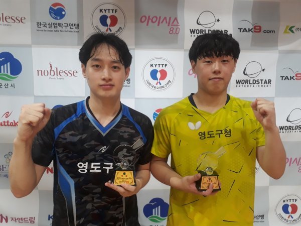 서중원(왼쪽)은 2일 전북 군산대 체육관에서 열린 추계회장기 대회 마지막날 남자단식 결승에서 '이부동생' 남성빈에게 세트스코어 3-2(9-11 19-17 9-11 11-7 11-5) 완승을 거두며 정상에 올랐다. 실업무대 첫 단식 우승을 확정짓는 순간이 동생을 상대로 거둔 승리라 더욱 의미 깊었다. 군산 I 권재민 기자 jmart220@donga.com