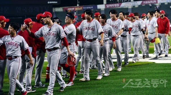 6일 서울 잠실야구장에서 ‘2022 신한은행 SOL KBO리그’ LG 트윈스와 SSG 랜더스의 경기가 열렸다. SSG가 LG를 상대로 8-6으로 승리한 후 선수들이 그라운드에서 기쁨을 나누고 있다. 잠실 | 김민성 기자 marineboy@donga.com