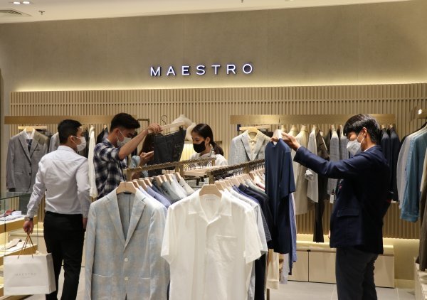 베트남 호찌민 사이공센터 2층에 위치한 마에스트로 베트남 1호점을 찾은 현지 고객들. 사진제공|LF
