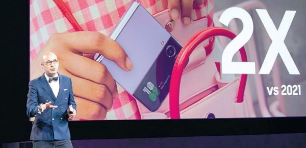 1일(현지시간) 독일 베를린에서 열린  컨퍼런스에서 “갤럭시Z의 유럽 초기 판매가 전작보다 2배 증가했다”는 내용을 발표하고 있는 벤자민 브라운 삼성전자 구주총괄 마케팅팀장.    사진제공｜삼성전자