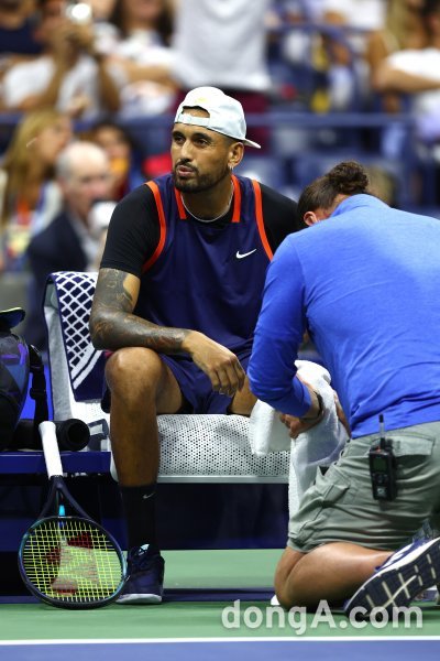 닉 키리오스가 왼쪽 종아리를 치료받고 있다. 사진=게티이미지코리아.