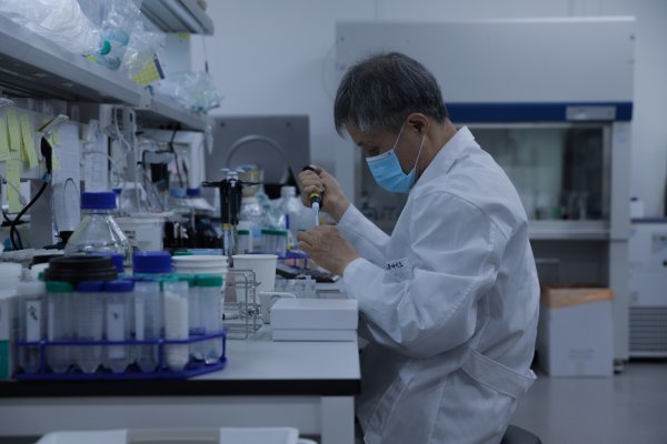 프롬바이오의 기업 부설 연구소는 올해 과기부로부터 건강기능식품(건기식) 원료 개발, 특허 등록&상업화 역량을 인정받아
‘2022년 상반기 우수 기업연구소’로 선정됐다. 기능성 소재 탐색, 차세대 바이오 연구개발을 맡고 있는 바이오 연구소의 연구원.
사진제공|프롬바이오
