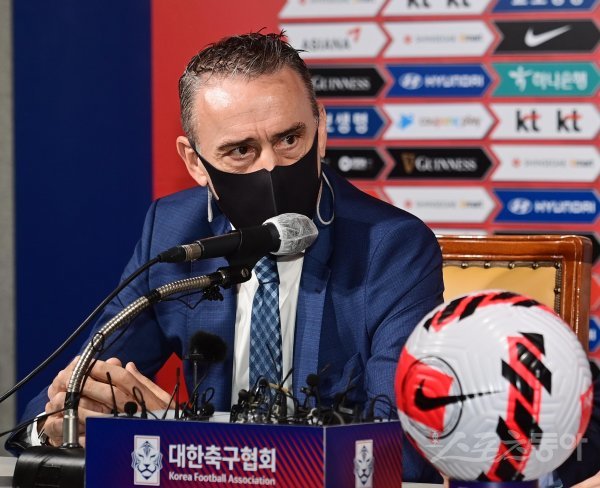 한국축구대표팀 파울루 벤투 감독이 13일 서울 종로구 축구회관에서 열린 9월 친선경기를 대비한 남자대표팀 명단발표 기자회견에서 취재진의 질문에 답하고 있다. 주현희 기자 teth1147@donga.com