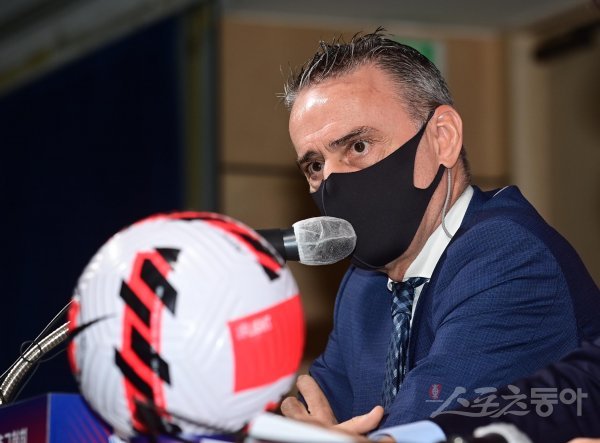 한국축구대표팀 파울루 벤투 감독이 13일 서울 종로구 축구회관에서 열린 9월 친선경기를 대비한 남자대표팀 명단발표 기자회견에서 취재진의 질문에 답하고 있다. 주현희 기자 teth1147@donga.com