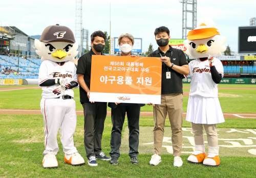한화이글스는 13일 대전 한화생명 이글스 파크에서 열린 KT위즈와의 홈 경기에 앞서 대통령배 우승팀 대전고등학교 야구부에 야구용품을 전달했다.  한화이글스 정민혁 스카우트팀 파트장, 대전고 김의수감독, 한화이글스 김장백 운영팀장(왼쪽부터).

사진제공 | 한화 이글스