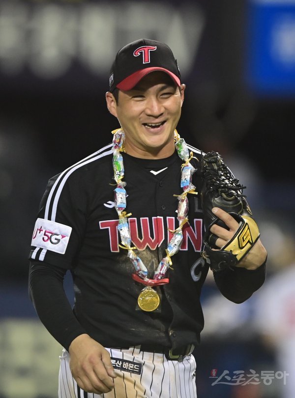 13일 서울 잠실야구장에서 열린 ‘2022 신한은행 SOL KBO리그’ 두산 베어스와 LG 트윈스의 경기에서 5-0으로 승리한 LG 오지환이 20-20 달성 기념 사탕 목걸이를 받은 후 웃고 있다. 잠실 | 주현희 기자 teth1147@donga.com