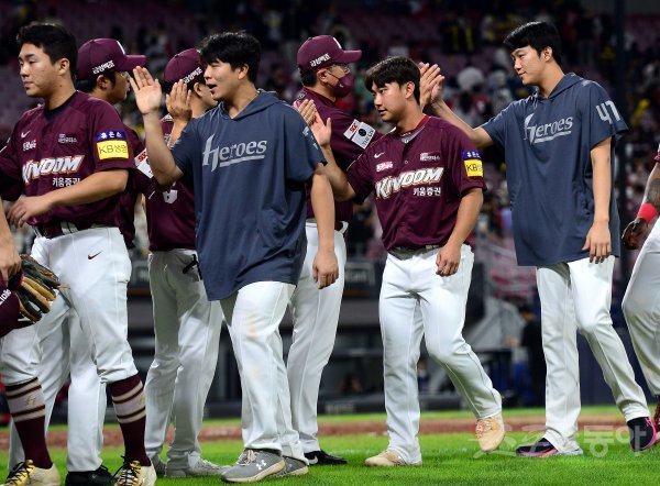 13일 광주 KIA챔피언스필드에서 ‘2022 신한은행 SOL KBO리그’ KIA 타이거즈와 키움 히어로즈의 경기가 열렸다. 키움이 KIA를 상대로 4-1로 승리한 뒤 승리투수 안우진이 감독과 기쁨을 나누고 있다. 광주 | 김민성 기자 marineboy@donga.com