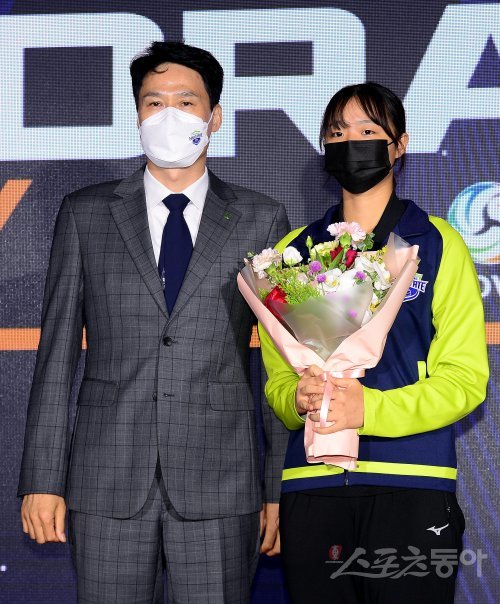 5일 서울 청담동 리베라호텔에서 '2022-2023 KOVO 여자 신인선수 드래프트'가 열렸다. 전체 9순위로 현대건설에 지명된 서가은(오른쪽)이 강성형 감독과 기념촬영을 하고 있다. 서울 | 김민성 기자 marineboy@donga.com