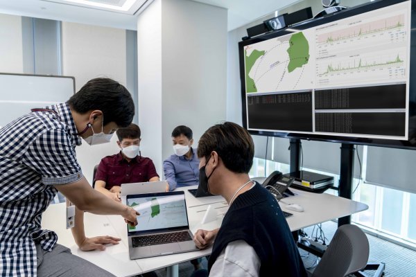 국제망에 PQC를 적용하기 위한 연구를 하고 있는 SK텔레콤 연구원들.  사진제공｜SK텔레콤