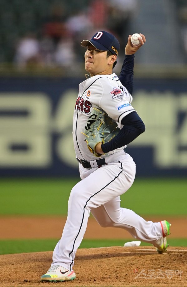 14일 서울 잠실야구장에서 열린 ‘2022 신한은행 SOL KBO리그’ 두산 베어스와 LG 트윈스의 경기에서 선발 투수로 마운드에 오른 두산 곽빈이 역투하고 있다. 잠실 | 주현희 기자 teth1147@donga.com