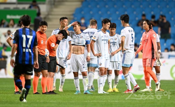 14일 인천축구전용경기장에서 열린 프로축구 ‘하나원큐 K리그1 2022’ 인천 유나이티드와 울산 현대 경기에서 0-0 무승부를 기록한 울산 선수들이 아쉬워하고 있다. 인천 | 김종원 기자 won@donga.com