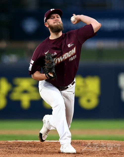 14일 광주 KIA챔피언스필드에서 ‘2022 신한은행 SOL KBO리그‘ KIA 타이거즈와 키움 히어로즈의 경기가 열렸다. 키움 선발투수 요키시가 힘차게 볼을 던지고 있다. 광주 | 김민성 기자 marineboy@donga.com