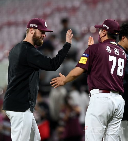 14일 광주 KIA챔피언스필드에서 ‘2022 신한은행 SOL KBO리그‘ KIA 타이거즈와 키움 히어로즈의 경기가 열렸다. 키움이 KIA를 상대로 2-0으로 승리한 후 요키시가 홍원기 감독의 환영을 받고 있다. 광주 | 김민성 기자 marineboy@donga.com