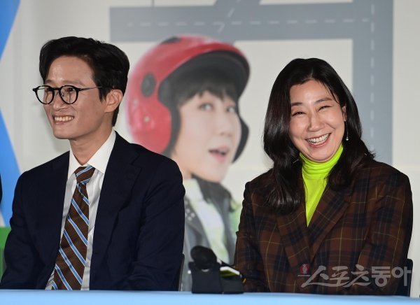 배우 라미란이 15일 서울 용산구 CGV용산아이파크몰점에서 열린 영화 ‘컴백홈’ 언론시사회에서 답변을 마친 후 웃고 있다. 주현희 기자 teth1147@donga.com