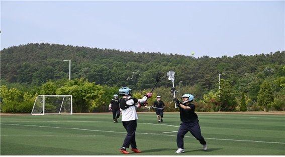 인천 하늘고는 매주 토요일 ‘SPOARTS‘ 프로그램을 운영하고 있다. 사진은 라크로스를 하고 있는 하늘고 학생들.