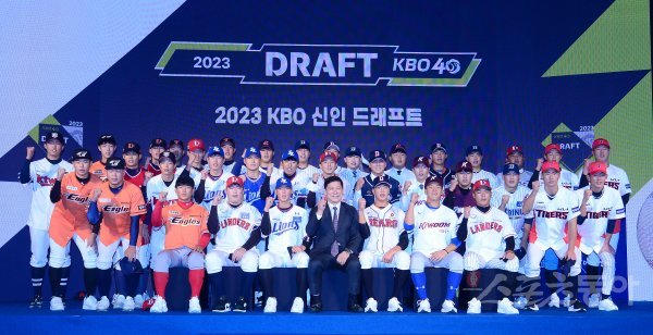 15일 서울 소공로 웨스틴조선호텔에서 열린 ‘2023 KBO 신인드래프트’에서 각 구단에 지명된 선수들이 기념촬영을 하고 있다. 총 1165명이 참가한 올해 드래프트에선 110명이 지명됐다. 서울고 김서현이 전체 1순위로 한화에 지명됐다. 김종원 기자 I won@donga.com