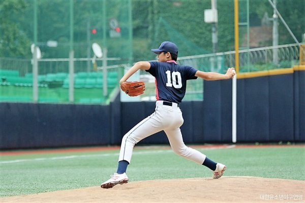 롯데에 지명된 장충고 이진하의 초등학교 6학년 때 투구 모습. 이 때부터 체격이 당당하다. 사진제공 | 대한유소년야구연맹