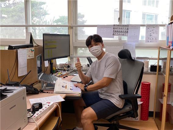 부산 명호고 이화욱 체육 교사. 이 선생님은 “체육교사의 장점은 학생들과 신체활동을 통해 서로 소통할 수 있고. 다른 교과와 다르게 학생들과 램프 형성이나 정서적 친밀감을 더 높일 수 있다는 점”이라고 말했다.