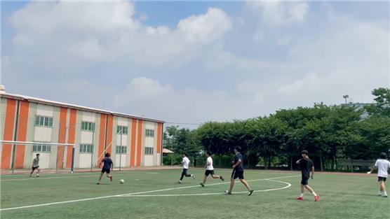 점심시간에 운동장에 모여 단체로 축구를 즐기는 경기물류고 학생들. 짧은 점심시간을 활용해 축구로 시간을 보내며 추억을 쌓고 있다. 사진제공 이서연