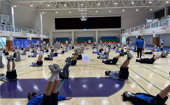 충남삼성고 학생들이 체육관에서 모닝스파크 프로그램의 하나인 기초체력 훈련을 하고 있다. 사진출처 | 충남삼성고