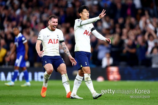 손흥민이 해트트릭을 달성 한 후 손가락 세개를 펴 보이고 있다. 사진=게티이미지코리아.