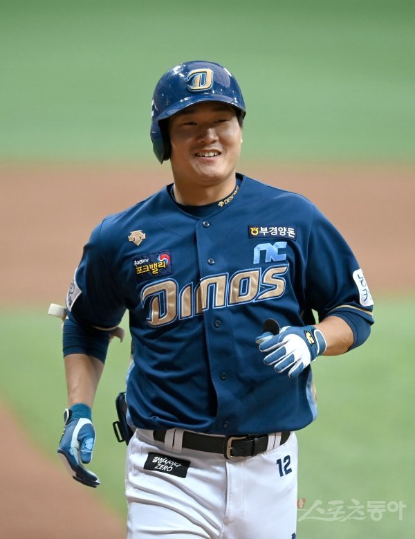 18일 서울 고척스카이돔에서 ‘2022 신한은행 MY CAR KBO리그’ NC 다이노스와 키움 히어로즈 경기가 열렸다. 3회초 1사 2루 NC 정진기가 역전 우월 투런 홈런을 날리고 그라운드를 돌아 홈인해 하이파이브 하고 있다. 고척 | 김종원 기자 won@donga.com