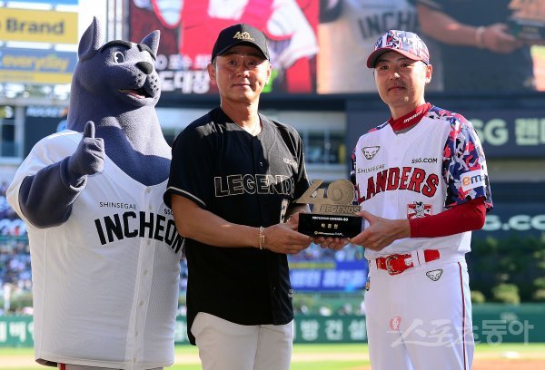 18일 인천 SSG 랜더스필드에서 ‘2022 신한은행 SOL KBO리그’ SSG 랜더스와 두산 베어스의 경기가 열렸다. 클리닝 타임 때 KBO레전드 40인에 선정된 박경완이 시상식에서 SSG 김원형 감독과 기념촬영을 하고 있다. 인천 | 김민성 기자 marineboy@donga.com