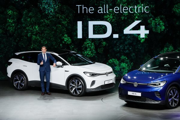 폭스바겐코리아 사샤 아스키지안 사장이 한국 시장의 본격 전동화 전환을 알리는 모델인 순수 전기 SUV ID.4를 소개하고 있다. 사진제공｜폭스바겐코리아