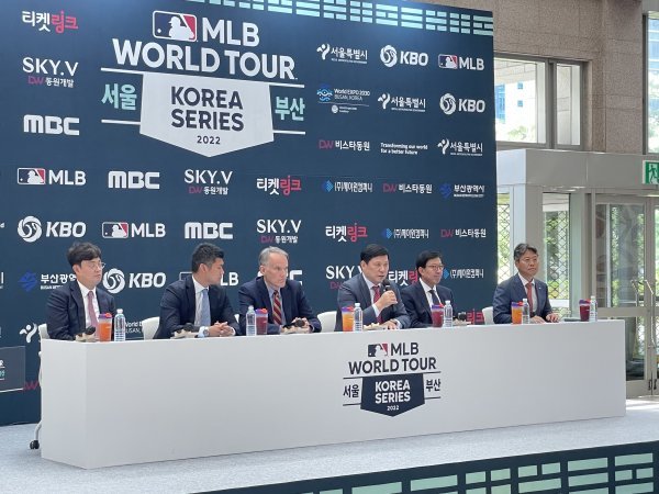 허구연 KBO 총재(오른쪽 3번째)가 19일 부산시청 로비에서 열린 메이저리그 월드투어 코리아시리즈 공식 기자회견에서 KBO리그 연합 팀 구성에 대해 설명하고 있다. 사진 왼쪽부터 이항준 프로모터 대표, 송선재 MLB 한국지사장, 짐 스몰 MLB 부사장, 허구연 KBO 총재, 박형준 부산시장, 장창익 (주)동원개발 전무. 사진제공 | 스포츠인텔리전스