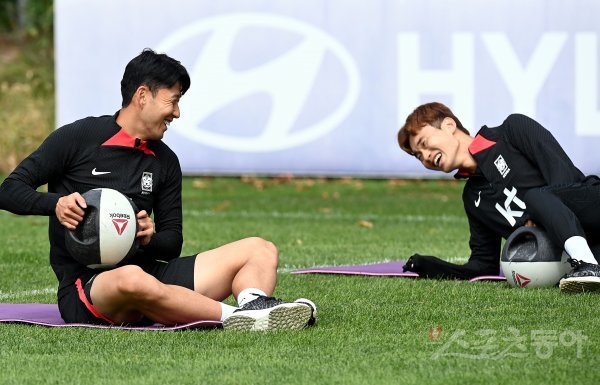 코스타리카, 카메룬과 평가전을 앞둔 한국축구국가대표팀이 20일 경기도 파주 축구대표팀트레이닝센터(NFC)에서 훈련을 가졌다. 축구대표팀 손흥민과 김진수가 훈련도중 미소를 짓고 있다. 파주 | 김민성 기자 marineboy@donga.com