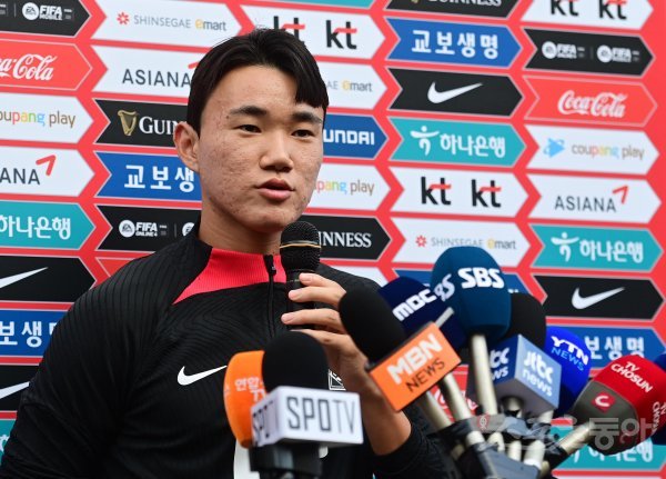 한국축구대표팀이 19일 경기도 파주 축구대표팀트레이닝센터(NFC)에서 코스타리카, 카메룬과 친선경기에 앞서 소집훈련을 진행했다. 훈련에 앞서 양현준이 기자회견을 하고 있다. 파주 | 주현희 기자 teth1147@donga.com