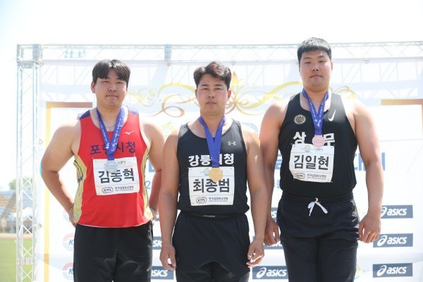 강릉시청 최종범(가운데)은 2013년 한국 남자원반던지기 한국기록인 59m68을 던지며 최강자로 군림해왔다. 불혹을 넘긴 올해에도 허리디스크 부상을 딛고 정상자리를 수성하려는 의지가 강하다. 5월 전남 나주에서 열린 전국실업육상경기대회 남자원반던지기에서 금메달을 목에 건 최종범과 2위 김동혁(왼쪽), 3위 김일현(오른쪽). 사진제공 I 한국실업육상연맹