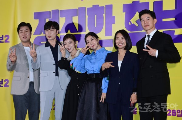 배우 윤경호, 서현우, 박진주, 라미란, 장유정 감독, 김무열이 20일 서울 강남구 삼성동 메가박스 코엑스점에서 열린 영화 ‘정직한 후보2’ 언론시사회에서 포즈를 취하고 있다. 주현희 기자 teth1147@donga.com