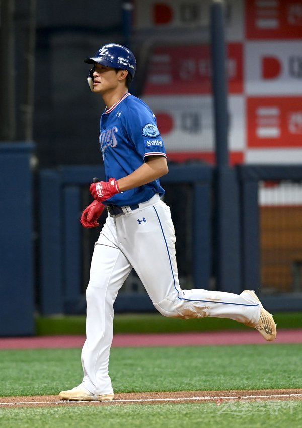 20일 서울 고척스카이돔에서 ‘2022 신한은행 MY CAR KBO리그’ 삼성 라이온즈와 키움 히어로즈 경기가 열렸다. 6회초 1사 1,2루 삼성 강한울이 우월 스리런 홈런을 날린 후 그라운드를 돌고 있다. 고척 | 김종원 기자 won@donga.com