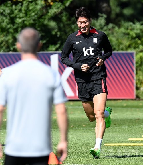 코스타리카, 카메룬과 평가전을 앞둔 한국축구국가대표팀이 21일 경기도 파주 축구대표팀트레이닝센터(NFC)에서 훈련을 가졌다. 축구대표팀 황의조가 기구를 이용해 몸을 풀고 있다. 파주 | 김민성 기자 marineboy@donga.com