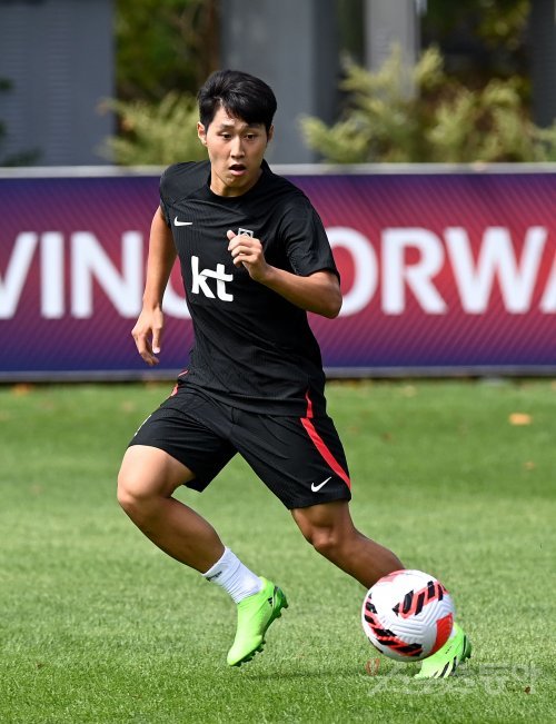 코스타리카, 카메룬과 평가전을 앞둔 한국축구국가대표팀이 20일 경기도 파주 축구대표팀트레이닝센터(NFC)에서 훈련을 가졌다. 축구대표팀 이강인이 패싱 훈련을 펼치고 있다. 파주 | 김민성 기자 marineboy@donga.com