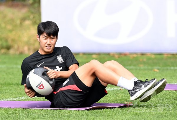 코스타리카, 카메룬과 평가전을 앞둔 한국축구국가대표팀이 20일 경기도 파주 축구대표팀트레이닝센터(NFC)에서 훈련을 가졌다. 축구대표팀 이강인이 스트레칭 훈련을 펼치고 있다. 파주 | 김민성 기자 marineboy@donga.com