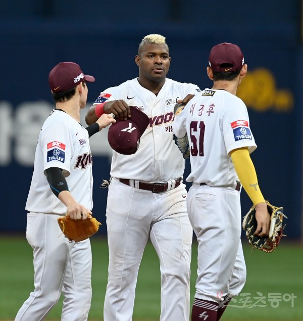 21일 서울 고척스카이돔에서 ‘2022 신한은행 MY CAR KBO리그’ 삼성 라이온즈와  키움 히어로즈 경기가 열렸다. 5-4 승리를 거둔 후 키움 푸이그가 하이파이브 하고 있다. 고척 | 김종원 기자 won@donga.com